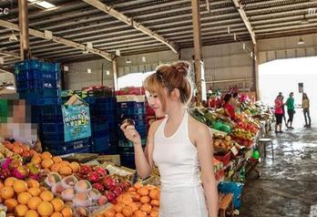 爱丝图库的新鲜出炉白丝裤作品，看了让我忍不住想试试似的，但还是犹豫。