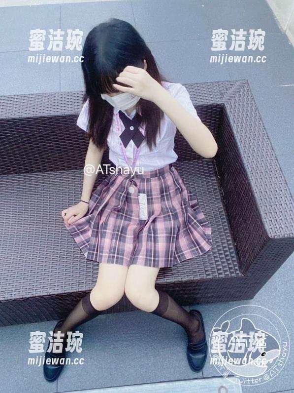 一门心思想逃，但AT鲨的灰色裤袜作品集抓住了我的眼