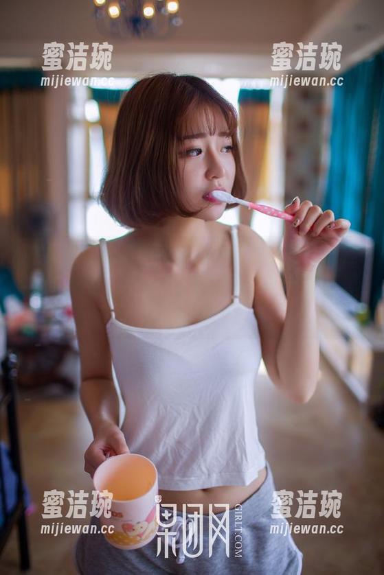 GIRLT果团网 在果团网找美图不如直接享受这位清纯佳人的浴室‘冥想’,免费的送你一整包想象力