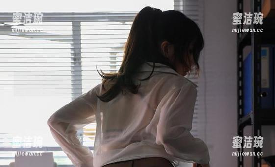 Leah梓未 不得不说,毛衣刚好衬托了Leah梓未的气质,这图片太吸引了!