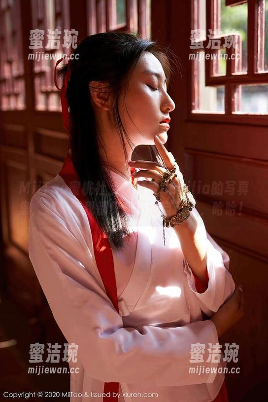 MiiTao蜜桃社-陆萱萱Cecilia MiiTao蜜桃社 - 陆萱萱Cecilia的写真集,油亮到我都快分不清自己了,哈哈!