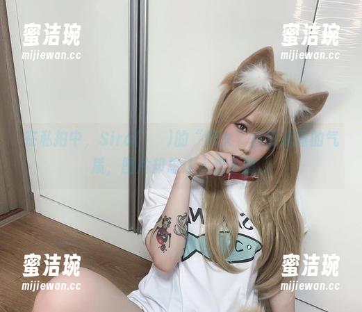 在私拍中，Sira(시라)的“修女”自然流露的气质，图片却总让人想多想。
