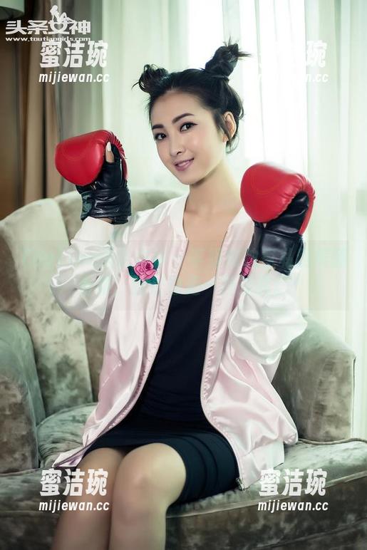 TouTiao头条女神-李媛媛 TouTiao头条女神 - 李媛媛独家私房美腿合集,腿长也是一种技能。