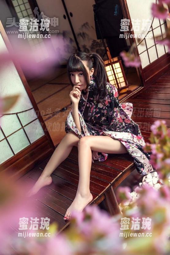 TouTiao头条女神-美纳子 TouTiao头条女神 - 哦,美纳子又出新图包了,这次的护士形象一言不合就吸引我了。