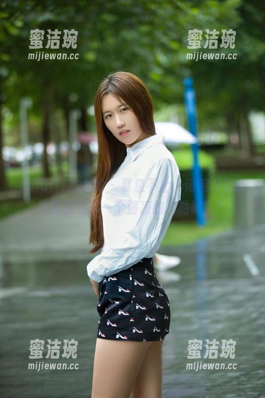 TuiGirl推女郎 - 夏息不止，何何夕最新套图呈现了一个清凉的“咕咚”！