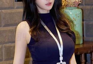 Xiuren秀人网 – 又在户外，伊小七MoMo更新的套图中，小野花也是娇羞对象？