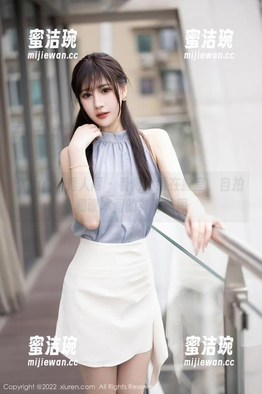 Xiuren秀人网-何嘉颖 Xiuren秀人网 - 看何嘉颖在教室,自拍和课本间的神奇美图