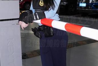 Xiuren秀人网 – 懂流行的林文文yooki，套装写真集资源入手指南：真心告诫你，忍住别加购物车！