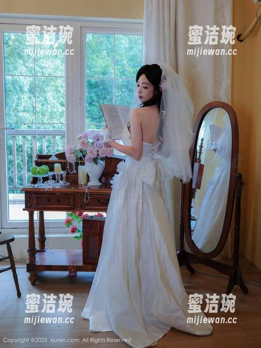 Xiuren秀人网-豆瓣酱 Xiuren秀人网 - 一边吃豆瓣酱,一边欣赏黑丝美臀写真集