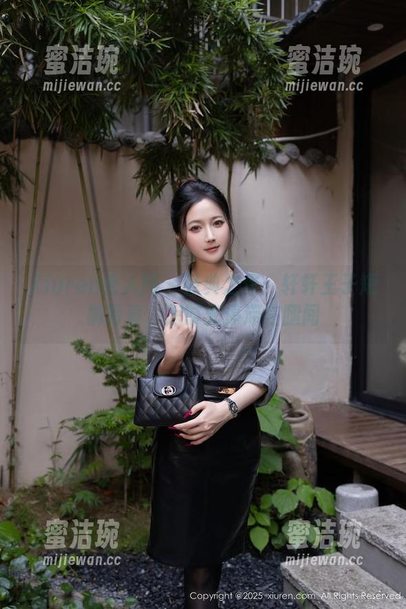 Xiuren秀人网-轩轩王子 Xiuren秀人网 - 经典之作:轩轩王子短裤写真,把时光停滞在腿间