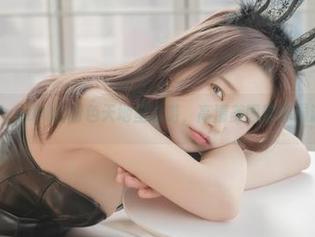 在Zzyuri的粉色天地里遨游，高清美图带你漫游。