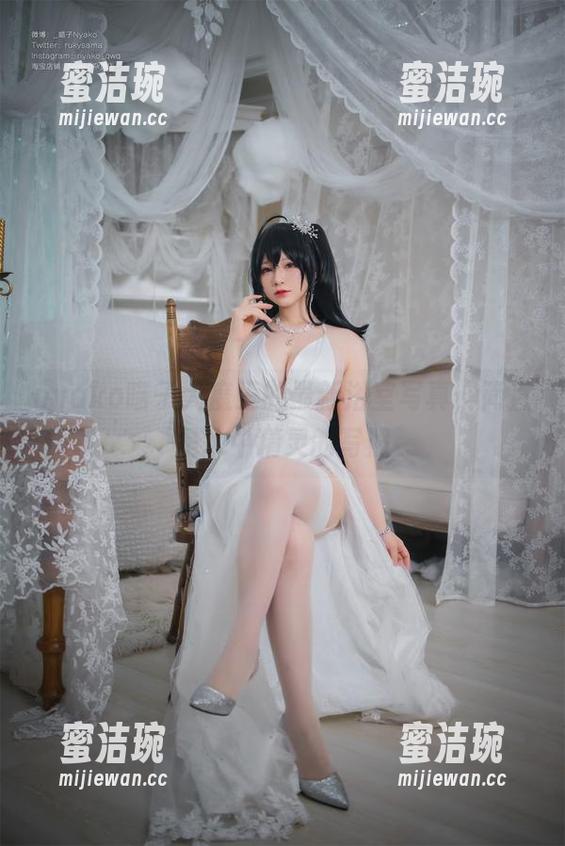 nyako喵子大魔王的最新浴室写真，简直是水中精灵的写照