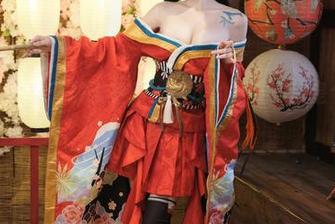 一米八的大梨子最新更新：这次的女友cos是个小苹果吗？