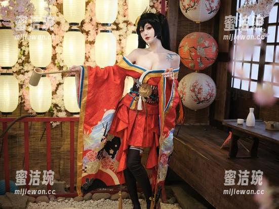 一米八的大梨子最新更新：这次的女友cos是个小苹果吗？