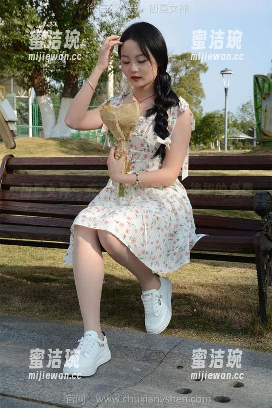 初夏女神-柒柒 初夏女神 - 充满生机的豹纹,柒柒的免费资源让你过足瘾!