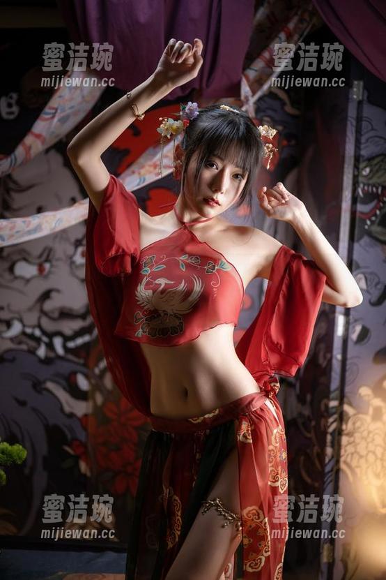 坏露露香宝 图包里的坏露露香宝:纯白之路走得有点病态,OMG!这是什么!
