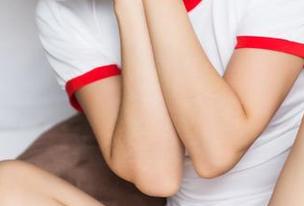 头条女神 – 让我们不再“低头”，高韩菲的高跟鞋更新图包值得认真欣赏。