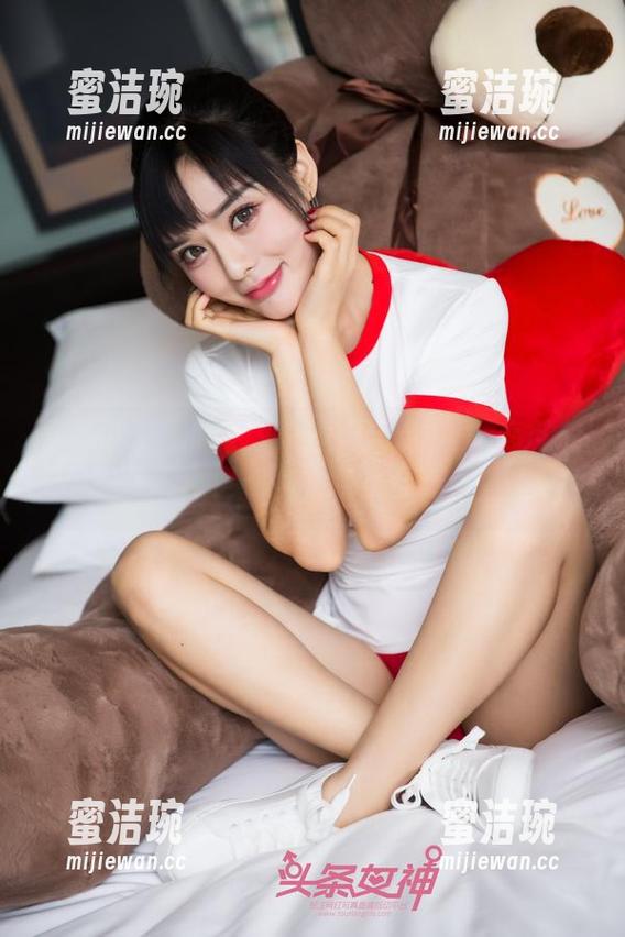 头条女神 - 让我们不再“低头”，高韩菲的高跟鞋更新图包值得认真欣赏。
