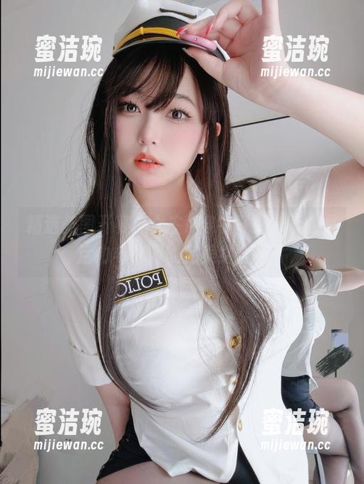 精选美图开赛：女主K穿牛仔裤，真的是活力与休闲的完美结合吗？