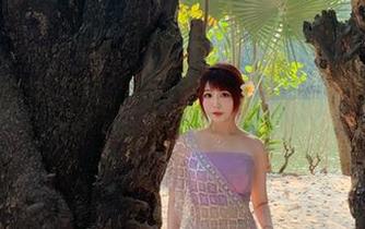 宝儿mysterial美图，足尖轻盈，一撇一捺间都透着迷人气息。