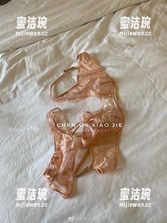 微密圈 - oh，宸大小姐更新美腿！又是一场心灵和视觉的审美碰撞。