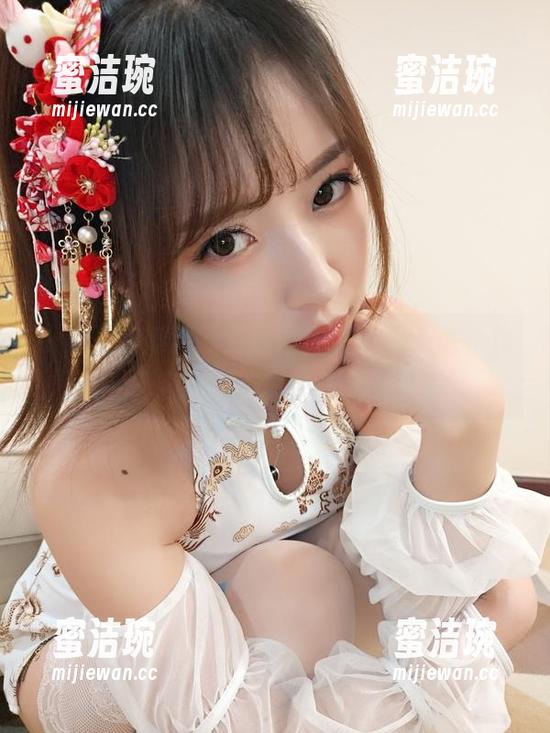 小女巫露娜 小女巫露娜全新空姐图库,不得不说,妆容跟服饰真有一腿。
