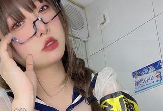 瞧！小泉学姐吖在泳池里，这身姿，不能说太多，但不会让你失望的。