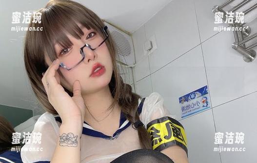 小泉学姐吖 瞧!小泉学姐吖在泳池里,这身姿,不能说太多,但不会让你失望的。