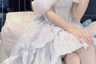微密圈 – 合集中每张照片都似乎在撩拨：小萌子的连衣裙让人琢磨不透。