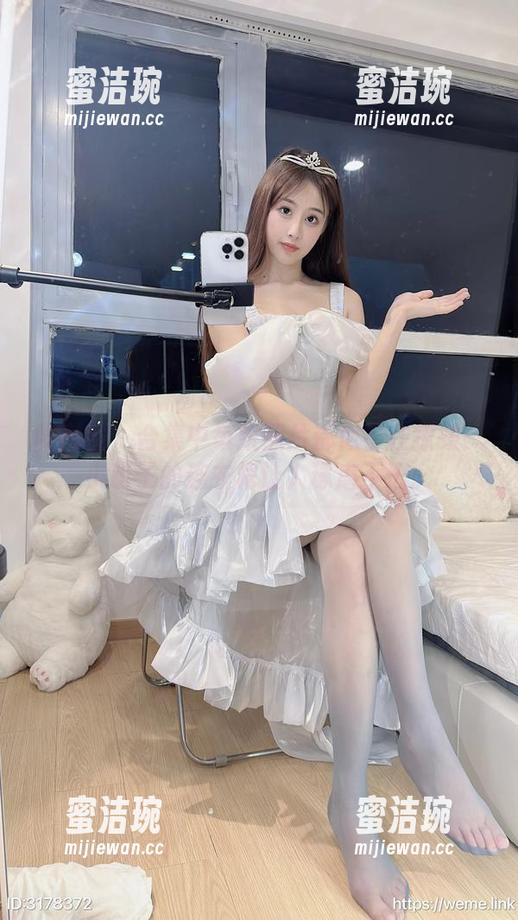 微密圈 - 合集中每张照片都似乎在撩拨：小萌子的连衣裙让人琢磨不透。