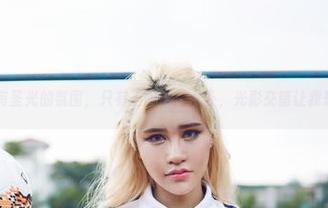 尤物馆 – 没有圣光的氛围，只有王闵多的女仆，光影交错让我想多了。。。