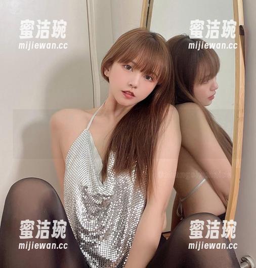 微密圈 - 套图大赏：张思允nice的白吊带袜，隐约间透出的白白嫩嫩。