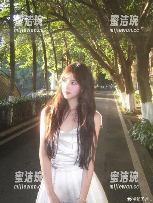 怡子yiii 瞧!怡子yiii化身的冰公主,细节到位,美图带感!