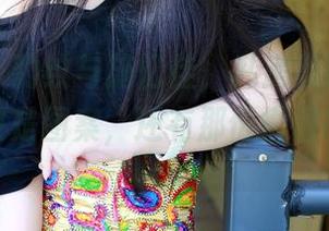 推女神 – 豹纹与施忆佳，私房美图中搅动着的不仅是图案，还有那份懵懂的吸引力。