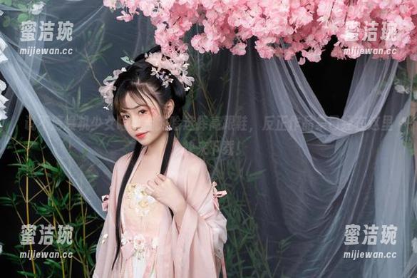 说不清爆机少女喵小吉为啥选择高跟鞋，反正作品集已经在这里，快来下载！