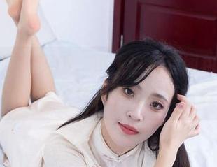物恋传媒 – 果然，小飞这全套图包适合我这种懵懂的老少女，坏坏的感觉真不错！