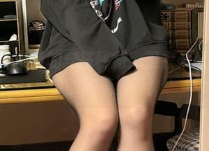 发现神沢永莉的穿搭秘籍：卫衣黑丝和牛仔裤的完美资源！