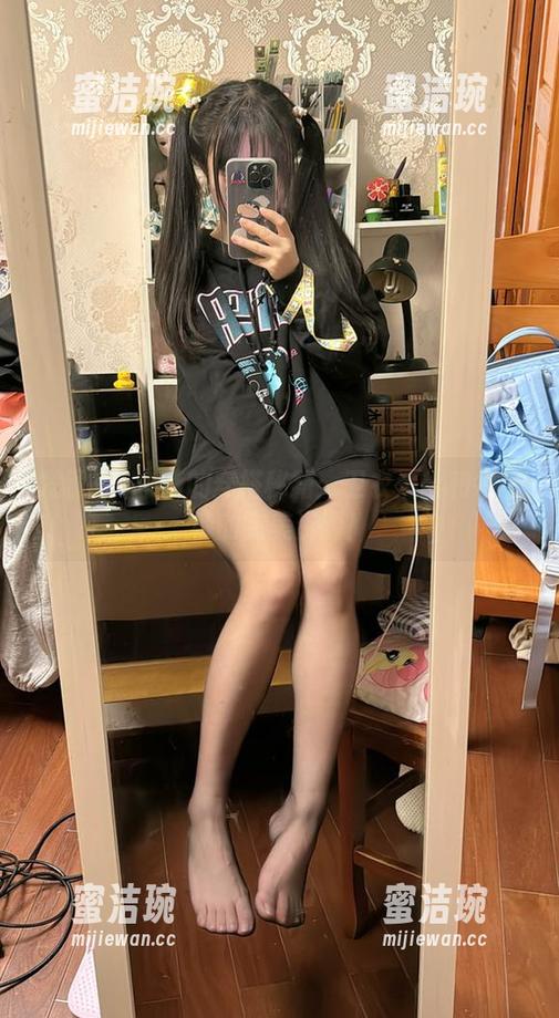 神沢永莉 发现神沢永莉的穿搭秘籍:卫衣黑丝和牛仔裤的完美资源!