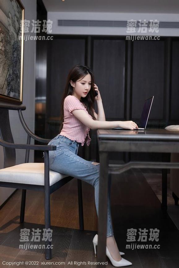 秀人网-周慕汐 秀人网 - 周慕汐的办公室日常——最新图片带你瞄一眼那个“别样”的加班时光。
