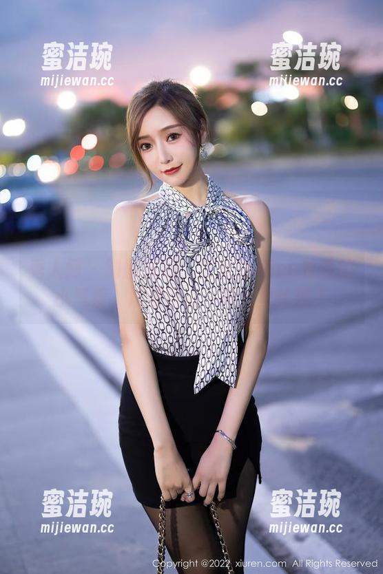 秀人网 - 制服图册：张思允Nice独特的小气质，难道只在一两套里体现？