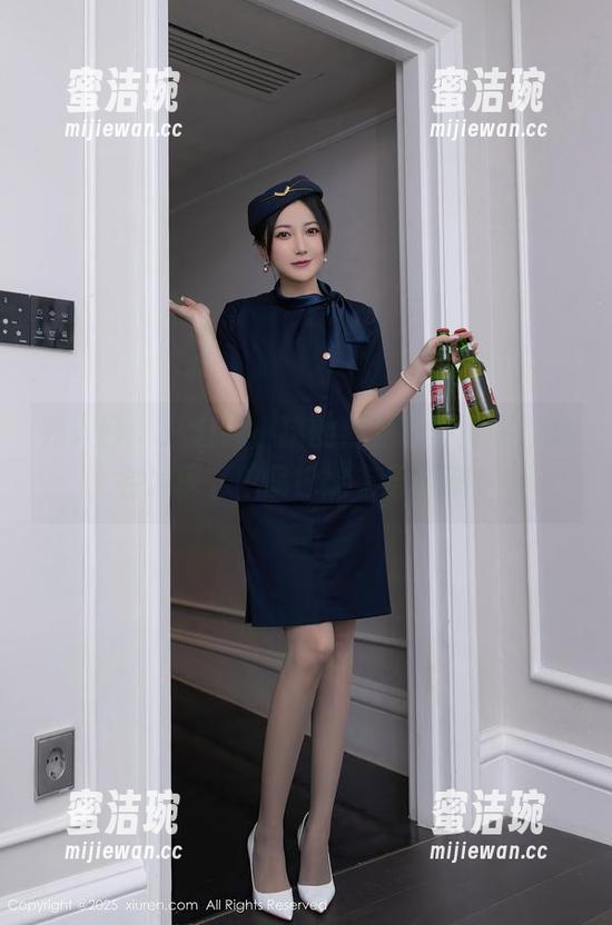 秀人网-白露小猪 秀人网 - 从白露小猪的白衬衫写真中,你会发现,单品也能有层次感。