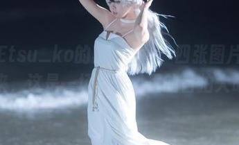纸悦Etsu_ko的黑白cos，四张图片说话！来，这是一场时光机里的自拍大战！