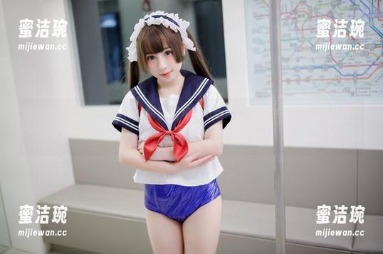 从不够清晰的细节中，胡桃猫Kurumineko在牛仔裤中展现了自由的气息