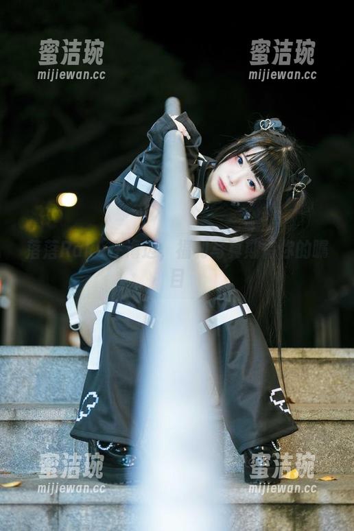 落落Raku 落落Raku在海边,福利写真期待你的瞩目