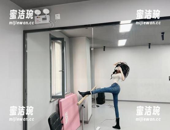 微密圈 - 葛征的泳装写真，唉，下载了又怎样，能换来一丝清凉吗？