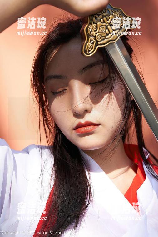 蜜桃社 - 小魔女lily的套装图包——穿上这身，可能会有小动物跟你打招呼，下载试试？
