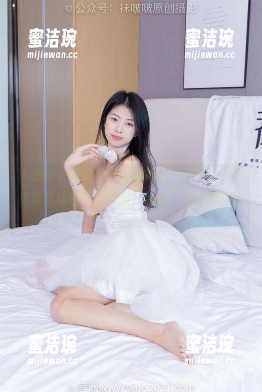 袜啵啵-周周 袜啵啵 - 周周的ol制服写真,得了个“最佳摄影角度”的荣誉,哈哈,拍得真巧妙~