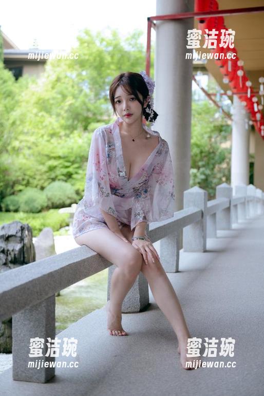 虽然是私房写真，但这连体衣才是主角，雯妹不讲道理默默给你加戏。