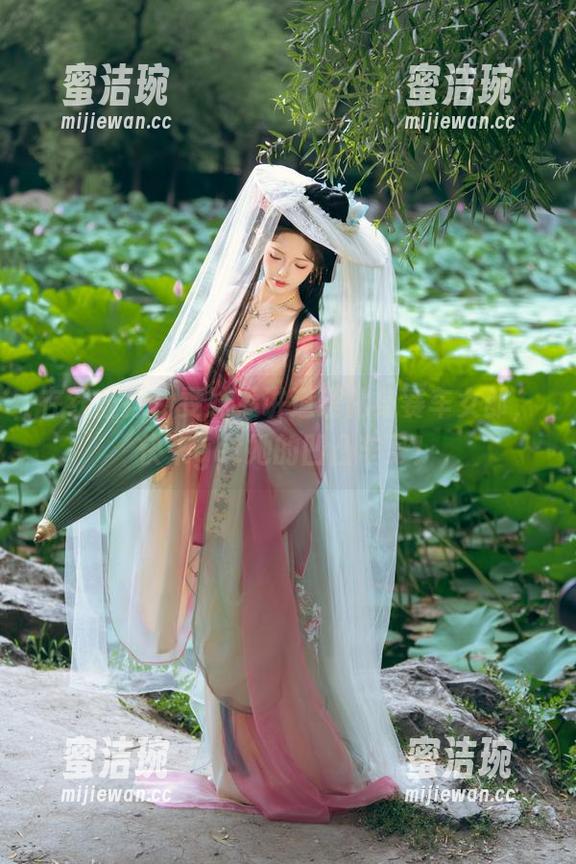 雯妹不讲道理 在线窥探,雯妹不讲道理化身赛车女郎,快来get她的凹凸车身!