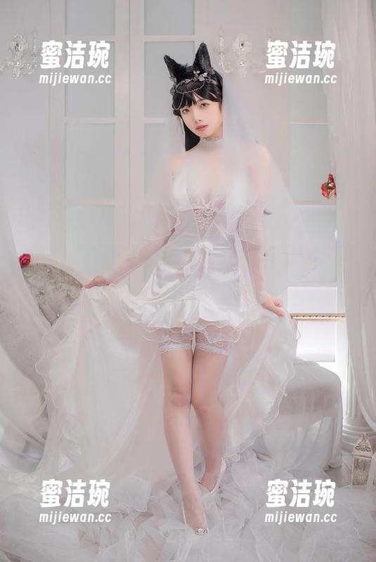 快来看，雯妹不讲道理的白丝吊带袜，美图里暗藏的也是她的任性！